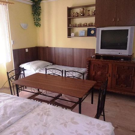 Szivarvany Apartman Gyula Εξωτερικό φωτογραφία