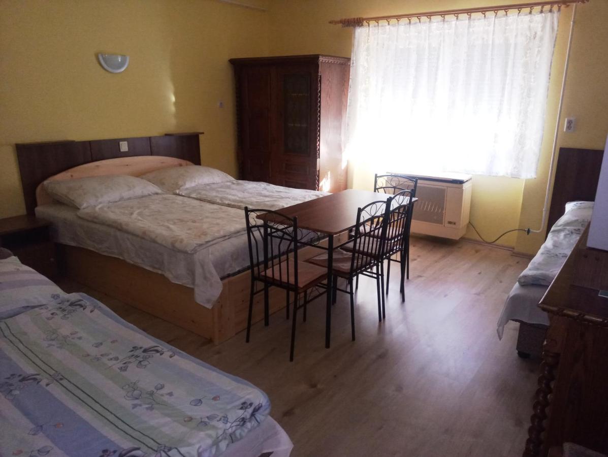 Szivarvany Apartman Gyula Εξωτερικό φωτογραφία