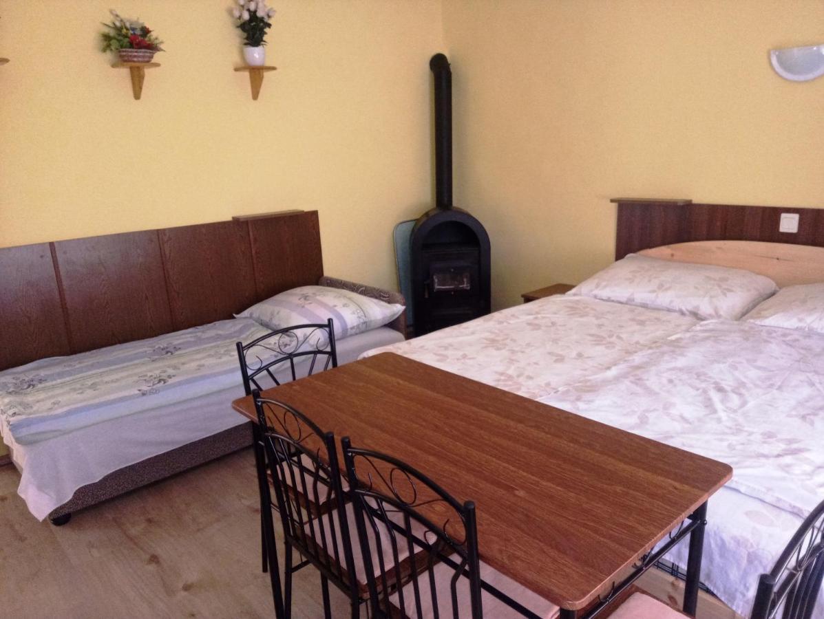 Szivarvany Apartman Gyula Εξωτερικό φωτογραφία