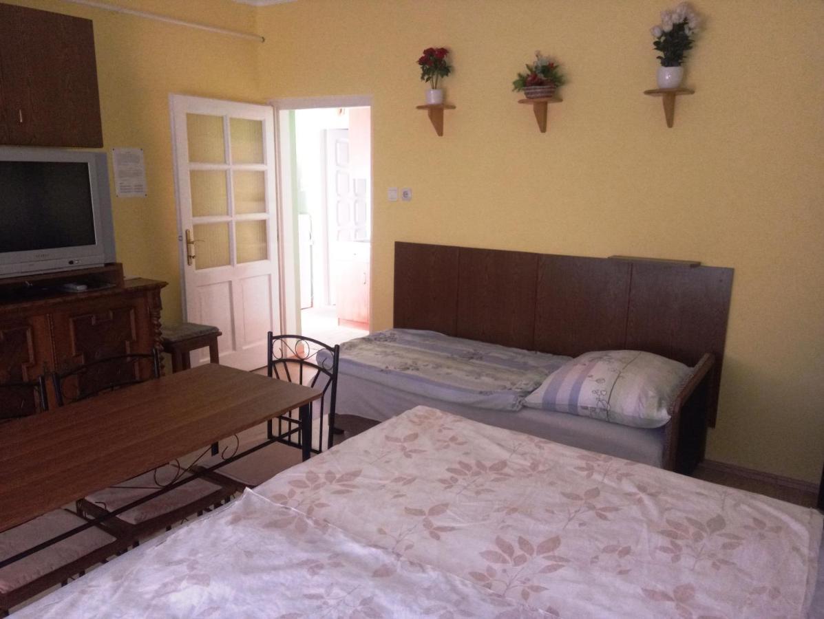 Szivarvany Apartman Gyula Εξωτερικό φωτογραφία
