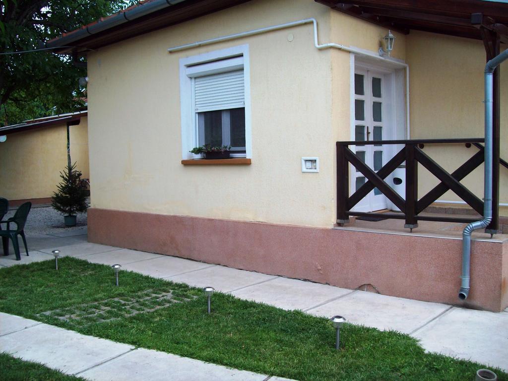 Szivarvany Apartman Gyula Δωμάτιο φωτογραφία