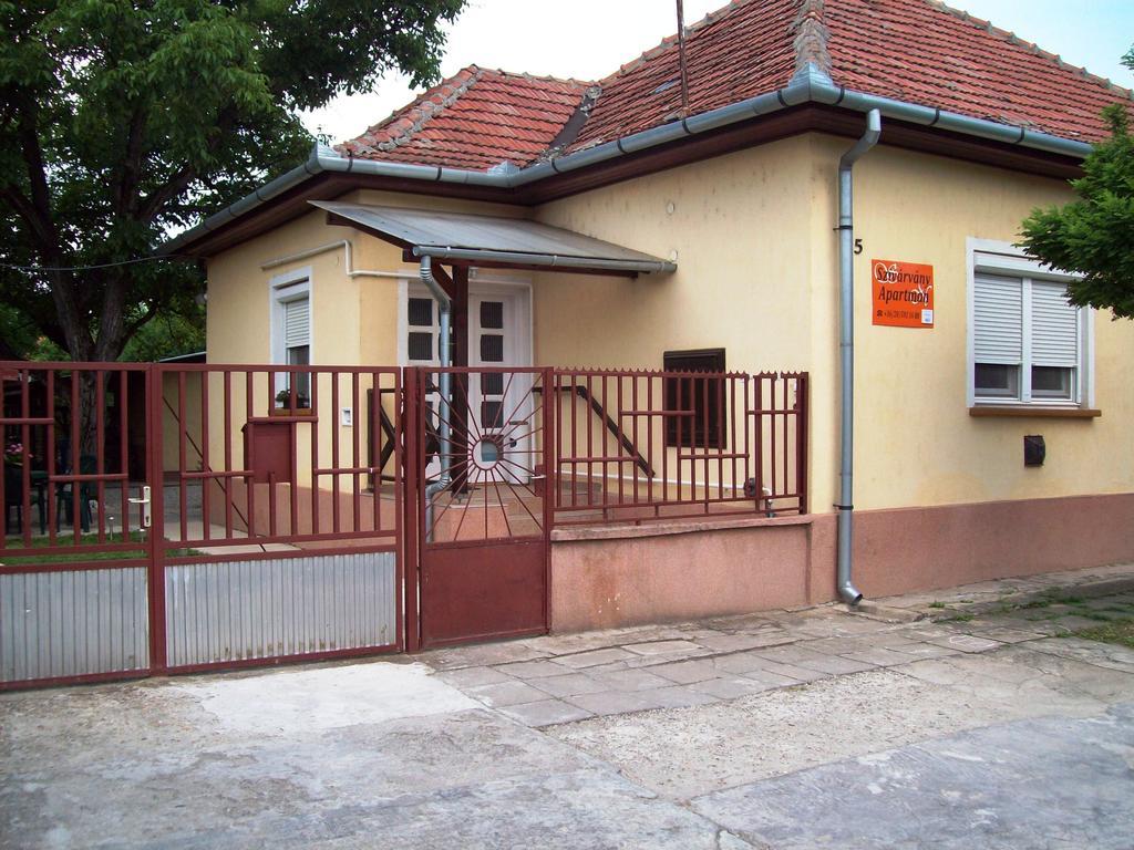 Szivarvany Apartman Gyula Δωμάτιο φωτογραφία