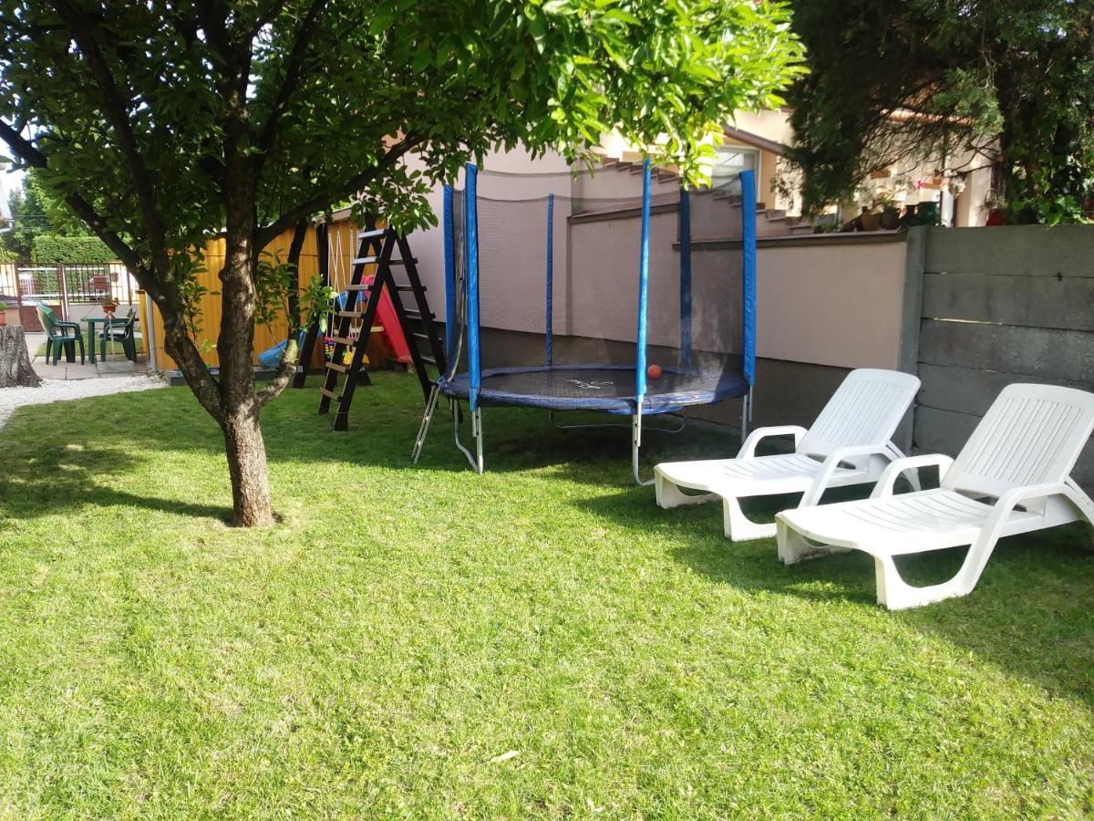 Szivarvany Apartman Gyula Εξωτερικό φωτογραφία