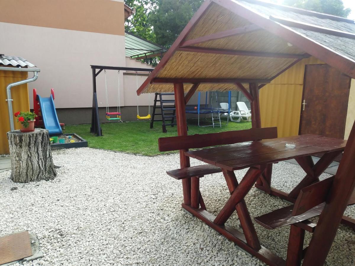 Szivarvany Apartman Gyula Εξωτερικό φωτογραφία
