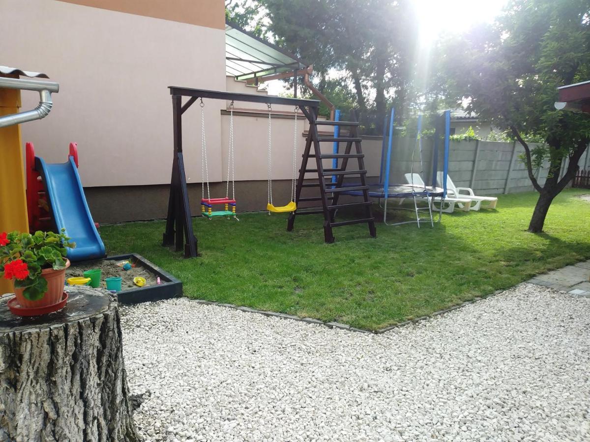 Szivarvany Apartman Gyula Εξωτερικό φωτογραφία